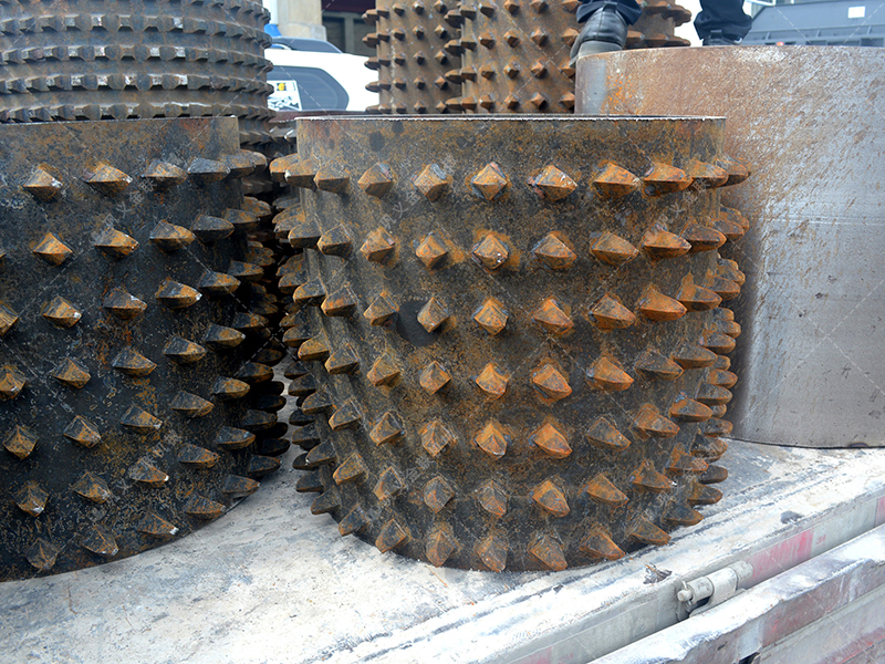 為何眾多混凝土再生廠家，都將雙齒輥破碎機(jī)視為生產(chǎn)線的 “定海神針”？?